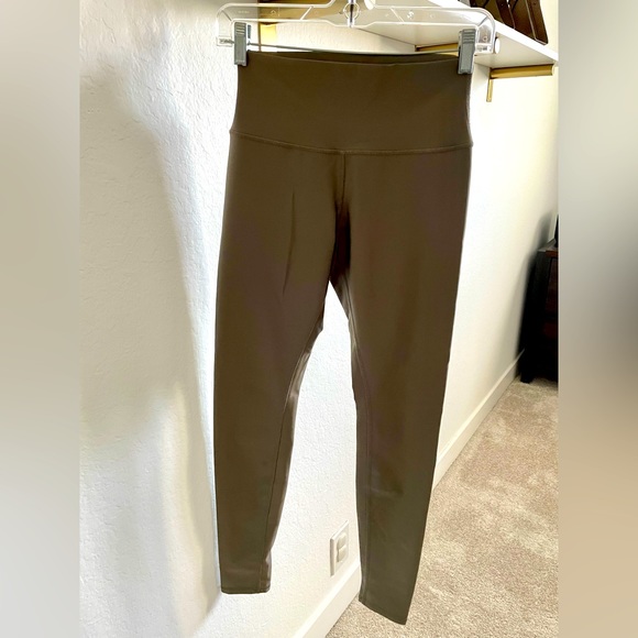ALO Yoga Pants - Size M Alo Yoga High-Waist Airlift Legging